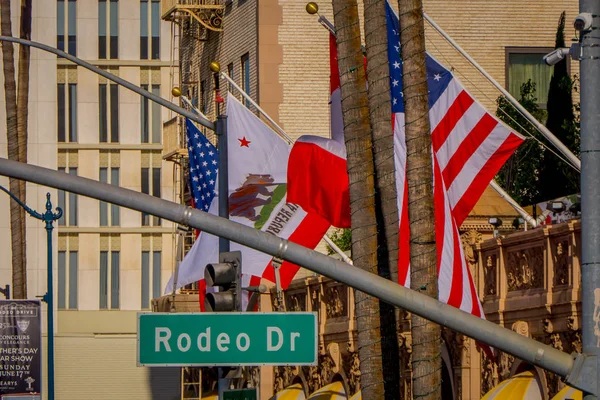 Los Angeles, California, USA, 15 giugno 2018: Primo piano del cartello stradale per N.Rodeo Drive e Via Rodeo Drive a Beverly Hills, CA — Foto Stock