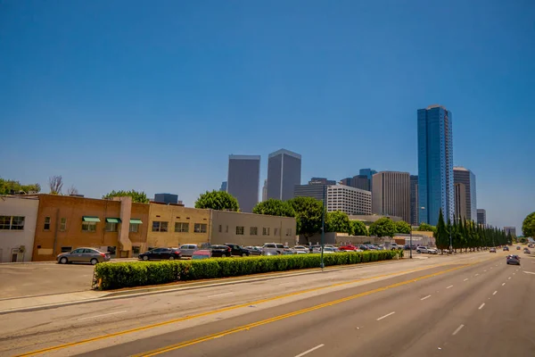 Los Angeles, California, USA, JUNE, 15, 2018: Vista ao ar livre de carros em uma rodovia em torno de edifícios enormes em um lindo dia lindo com céu azul no centro de Los Angeles — Fotografia de Stock