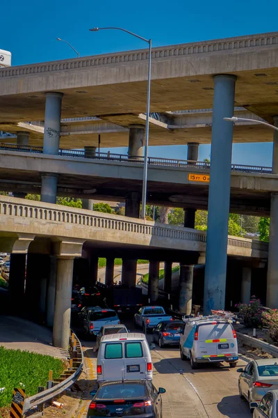 Los Ángeles, California, Estados Unidos, 20 de agosto de 2018: Vista al aire libre del intercambio de rampas de autopistas de Los Ángeles en el Valle de San Fernando —  Fotos de Stock