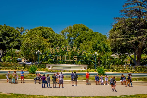 Los Angeles, California, USA, 20 agosto 2018: Vista esterna di persone non identificate che scattano foto e posano davanti al cartello e alla fontana di Beverly Hills — Foto Stock