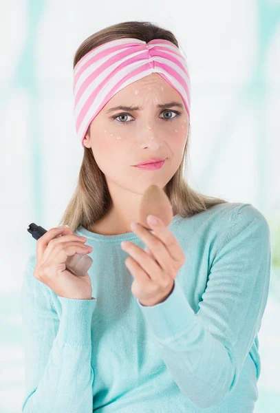 Primer Plano Una Joven Preocupada Que Lleva Pañuelo Rosa Con — Foto de Stock