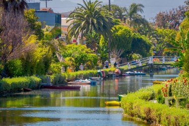 Los Angeles, Kaliforniya, ABD, Ağustos, 20, 2018: Açık görünüm kimliği belirsiz kişi beyaz Bridge'de, yürüyüş ve Venice Sahili, Los Angeles, Kaliforniya bir kanal boyunca evler
