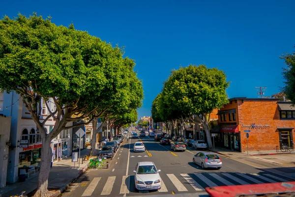 VENICE, CALIFORNIA, EUA, 20 de AGOSTO de 2018: Vista ao ar livre de carros na rua de trânsito na avenida Santa monica. A cidade tem o nome da santa cristã Monica — Fotografia de Stock