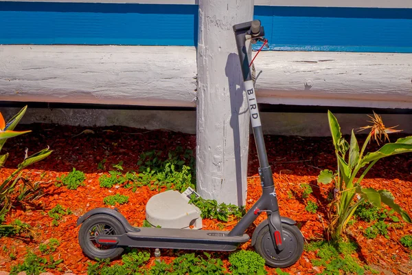 Los Ángeles, California, Estados Unidos, 20 de agosto de 2018: Vista al aire libre de scooter sobre una columna de madera en una casa en Venice Beach en Santa Mónica, es popular por los residentes domésticos para relajarse — Foto de Stock