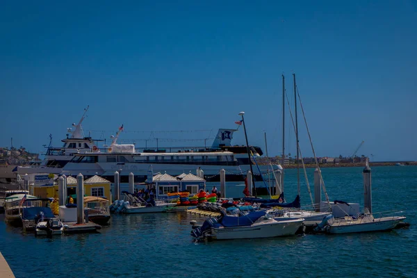 Los Ángeles, California, Estados Unidos, 20 de agosto de 2018: Barcos en las aguas de Venice Beach de la comunidad costera Marina del Rey en Los Ángeles — Foto de Stock
