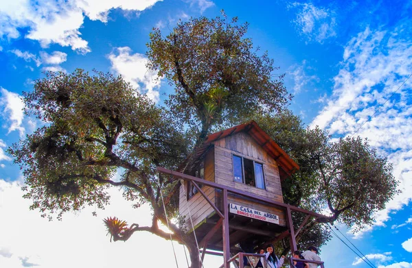 Banos, Ecuador, augusztus, 17, 2018: A hinta végén a világon található Casa Del Arbol, a fa ház Banos De Aqua Santa, Ecuador, Dél-Amerikában — Stock Fotó