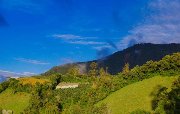 Hermosa naturaleza cerca de Ba os de Agua Santa Baños de Agua Bendita, Ecuador — Foto de Stock