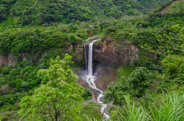 Brudslöja Manto de la novia, vattenfall i kaskader route, Banos, Ecuador — Stockfoto