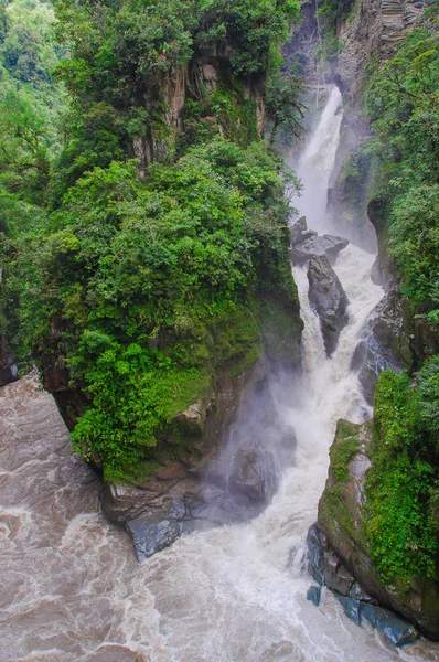ブライダル ベール マント ・ デ ・ ラ ノビア、カスケード ルート、バニョス、エクアドルの滝 — ストック写真