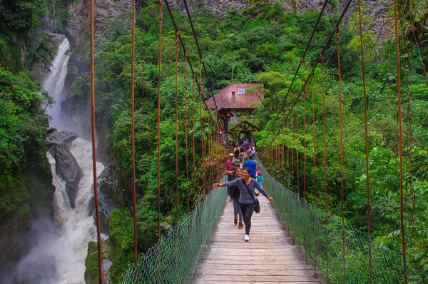 バニョス、エクアドル、2018 年 8 月 17 日: 不明の人がブライダル ベール マント ・ デ ・ ラ ノビア滝カスケード ルート、バニョス、エクアドルに近い橋を渡る — ストック写真