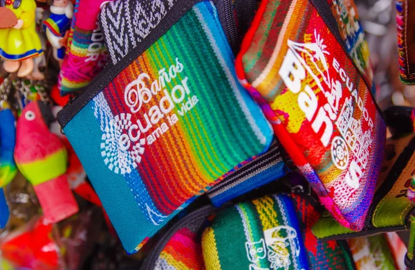 バニョス、エクアドル、2018 年 8 月 17 日: はバノス市のダウンタウンで通路クラフトのクラフト店でインドの手作りバッグ販売のクローズ アップ — ストック写真
