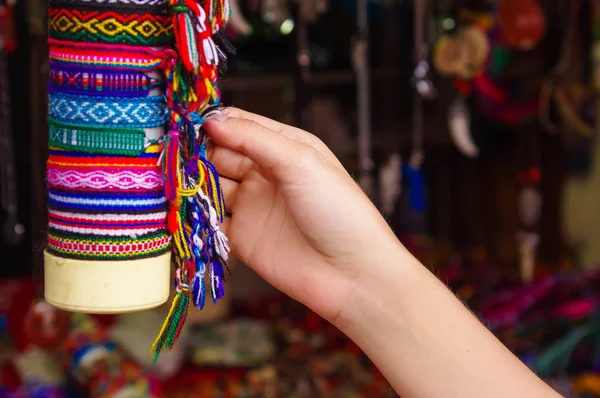 Banos, Ecuador, augusti 17, 2018: Vacker ung kvinna i en shopstore som letar ett vävt armband, i ett souvenirer område i den lilla turiststaden Banos — Stockfoto