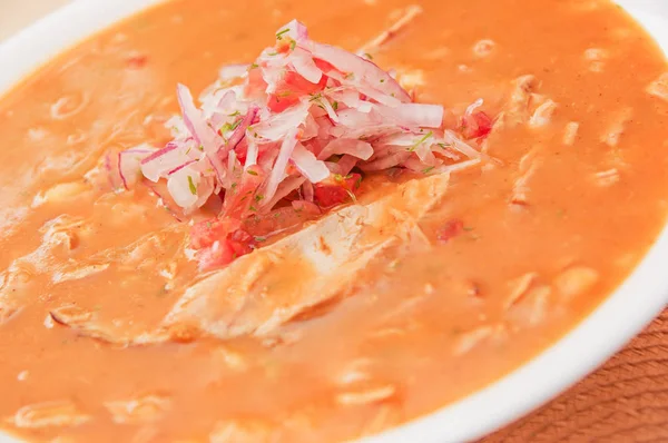 Primer plano de delicioso guiso de pescado encebollado de Ecuador plato nacional de comida tradicional —  Fotos de Stock