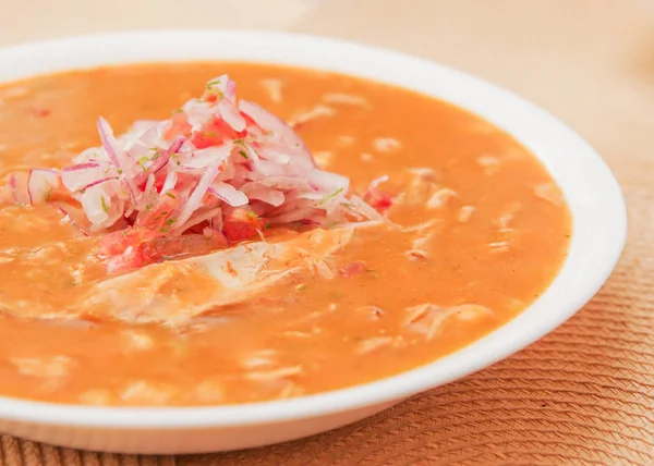 Dekat rebusan ikan encebollado lezat dari masakan tradisional Ekuador — Stok Foto