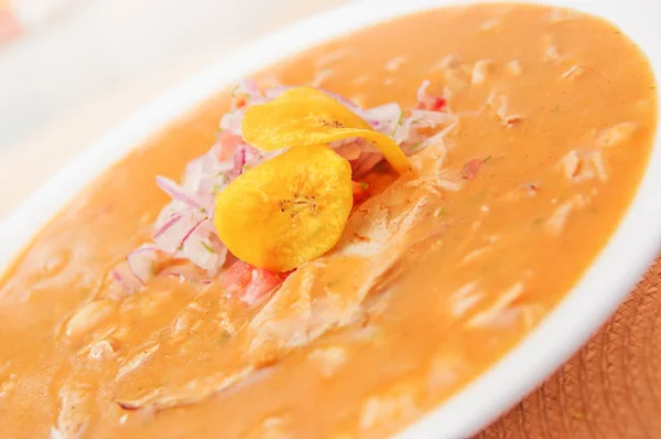 Delicioso guiso de pescado encebollado con algunos chifles en el interior, plato tradicional de comida nacional de Ecuador —  Fotos de Stock