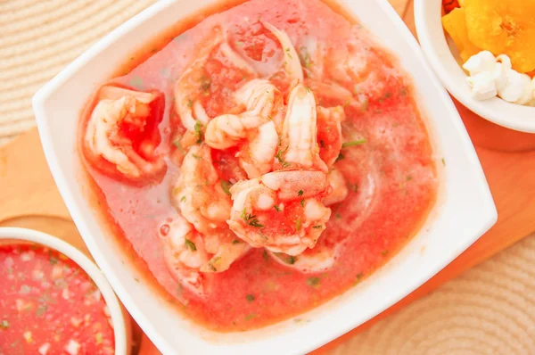 Vista superior de la comida típica ecuatoriana: cebiche de camarones dentro de un tazón rectangular en un fondo borroso — Foto de Stock