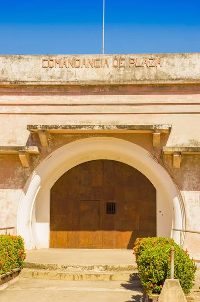 リベリア、コスタリカ、2018 年 6 月 21 日: 軍・ デ ・広場の美しい、古い刑務所と今後の博物館の屋外表示。リベリア、コスタリカで夏の日の豪華な青い空 — ストック写真
