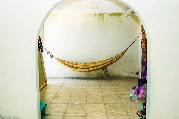 QUITO, ECUADOR, 21 DE AGOSTO DE 2018: Vista interior de la hamaca dentro de un centro de refugio en una habitación — Foto de Stock