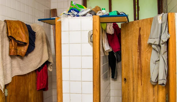 Quito, Ekwador, 21 sierpień 2018: Widok wewnątrz ubrania w łazience wewnątrz schronienia dla Wenezuelczycy, że uciec z kraju z powodu sytuacja gospodarcza — Zdjęcie stockowe