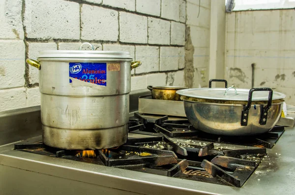 QUITO, ECUADOR, 21 DE AGOSTO DE 2018: Acercamiento de ollas sobre la estufa en la cocina dentro de un refugio para venezolanos que escaparon de su país por situación económica —  Fotos de Stock