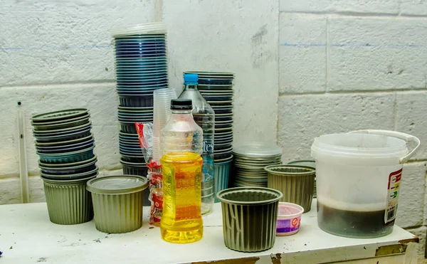 QUITO, ECUADOR, 21 DE AGOSTO DE 2018: Primer plano de tinas de plástico y botella de aceite ubicada en la cocina, donde se refugian personas especialmente de Venezuela que cocinan su comida —  Fotos de Stock