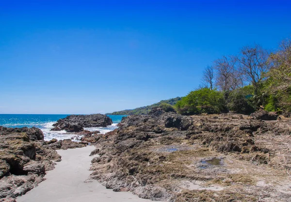 Bela Vista Praia Com Formações Rochosas Oceano Com Ondas Aproximando — Fotografia de Stock