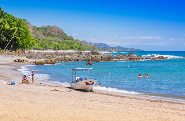 Playa Motezuma, Costa Rica, juni, 28, 2018: niet-geïdentificeerde mensen zwemmen en genieten van de prachtige blauwe water van het strand in Playa Montezuma — Stockfoto