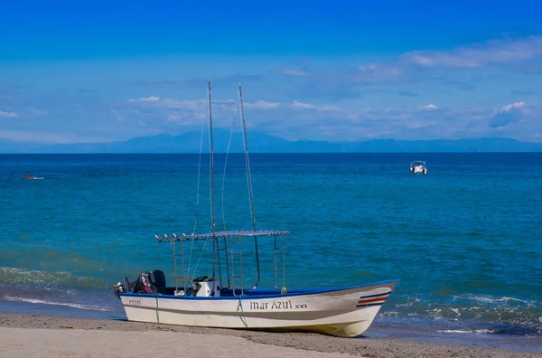 PLAYA MOTEZUMA, COSTA RICA, 28 DE JUNIO DE 2018: Vista al aire libre de un pequeño barco en la orilla de Playa Montezuma durante un hermoso día soleado con cielo azul y agua azul — Foto de Stock
