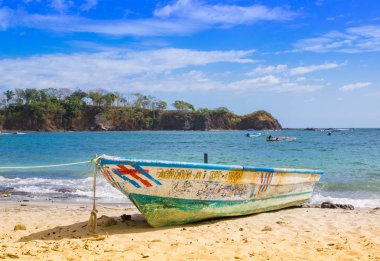 Playa Montezuma, Kosta Rika, Haziran, 28, 2018: açık mavi gökyüzü ve masmavi bir deniz ile güzel güneşli gün boyunca Playa Montezuma sahile küçük tekne görünümünü