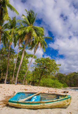 Playa Montezuma, Kosta Rika, Haziran, 28, 2018: açık görünümü ile bazı palmiye ağaçlarında Playa Montezuma mavi gökyüzü ve masmavi bir deniz ile güzel güneşli gün boyunca kum küçük tekne