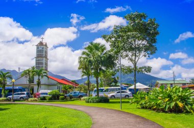 Kilise La Fortuna, Kosta Rika - Haziran, 28, 2018: açık görünümünü ana kare La Fortuna köyüne, Kosta Rika, arka planda Arenal Volcano ile