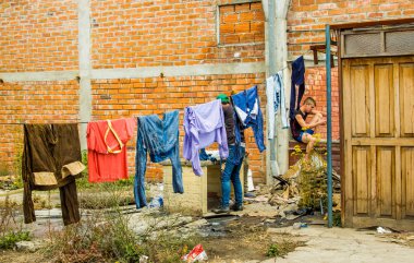 Quito, Ekvator, 21 Ağustos 2018: Renkli elbise satırlarında güneşli bir günde asılı rüzgar kurutma