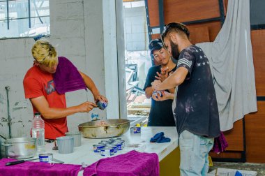 Quito, Ekvator, 21 Ağustos 2018: Arkadaş yemek yemek ve pek çok ton balıklı olabilir, çünkü onların ülkeden kaçtı Venezuela insanlar için bir sığınak içinde açık mutfakta ekonomik durum