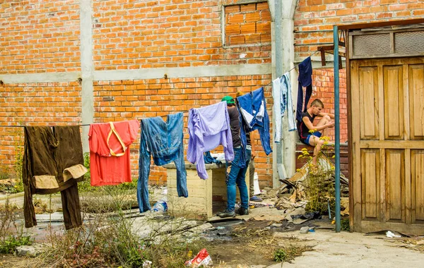 Quito, Ecuador, 21 augustus 2018: Kleurrijke kleding drogen in de wind opknoping in lijnen in zonnige dag — Stockfoto