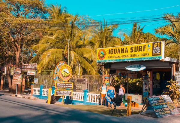 Самара, Коста-Рика, 26 июня 2018 года: Вид на открытое здание магазина в великолепный солнечный день и с голубым небом на расслабляющий пляж Тамариндо — стоковое фото