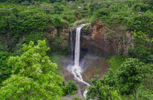 Véu nupcial Manto de la novia, cachoeira na rota Cascades, Banos, Equador — Fotografia de Stock