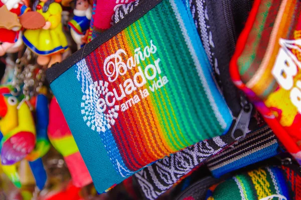 Banos, Ecuador, augusti 17, 2018: Närbild av indiska handgjorda väska försäljning på ett hantverk butik i passagen Craft i centrum av staden av Banos — Stockfoto
