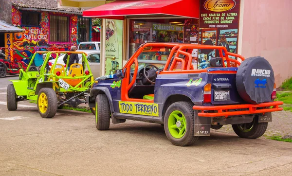 Banos, Ekvádor, 17 srpna 2018: Venkovní pohled na auta 4 x 4 zaparkované na jedné straně ulice města Banos, Ekvádor — Stock fotografie