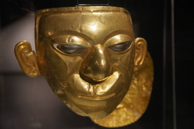 Quito, Ekvator - 24 Ağustos 2018: güzel altın Inca yüz el Agora Müzesi Casa de la Cultura Quito içinde yer alan kapat