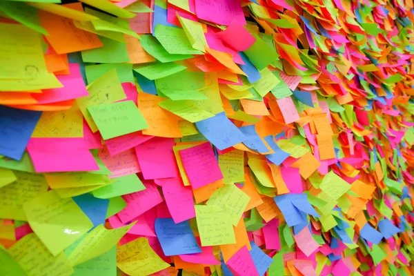 QUITO, ECUADOR - 24 DE AGOSTO DE 2018: Vista exterior de exposición de conjunto de notas de papel de colores en una pared, en la ciudad de Quito —  Fotos de Stock