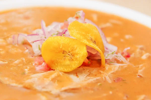 Ikan encebollado rebus lezat dengan beberapa chifles di dalamnya, hidangan nasional tradisional dari Ekuador — Stok Foto