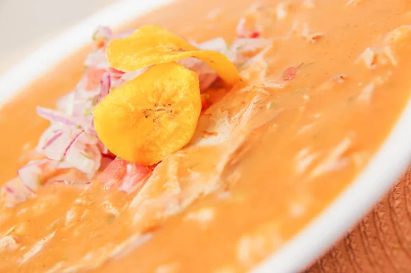 Delicioso ensopado de peixe encebollado com alguns chifles dentro, prato tradicional comida nacional do Equador — Fotografia de Stock
