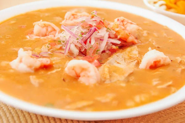 Close-up de foco seletivo de comida equatoriana: camarão cebiche com alguns fundo chifles desfocado — Fotografia de Stock