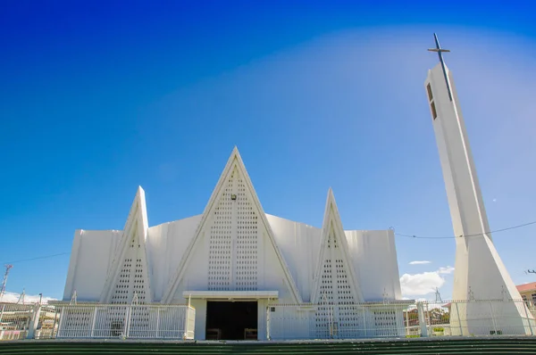 LIBERIA, COSTA RICA, 21 DE JUNIO DE 2018: Vista al aire libre de la hermosa iglesia blanca de Liberia Guanacaste Costa Rica en el hermoso cielo azul en el día de verano — Foto de Stock