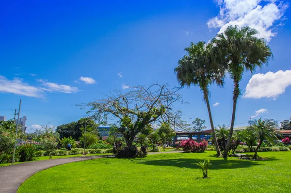 Venkovní pohled Central park náměstí ve vesnici La Fortuna v nádherný Krásný slunečný den a modrá obloha v městě La Fortuna, Costa Rica - 28 června 2018: — Stock fotografie
