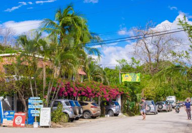 Samara, Kosta Rika, Haziran, 26, 2018: açık görünümü hostal casa yakın bir yönde Park araba ile sokakta yürürken tanımlanamayan turist del mar Samara Beach'de