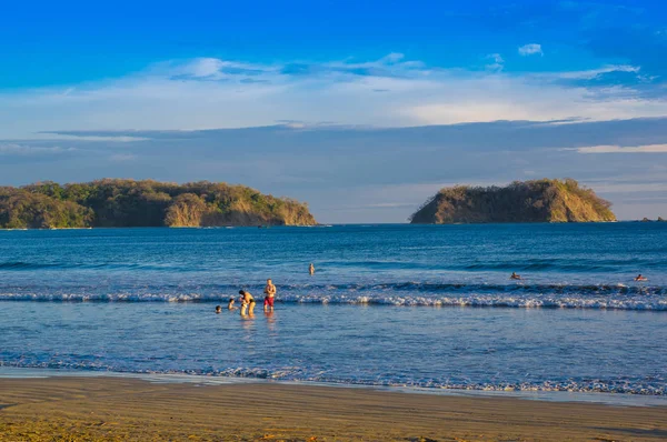 Samara, Costa Rica, 26 giugno 2018: Vista esterna di persone non identificate che godono della spiaggia di Samara Beach in Costa Rica — Foto Stock