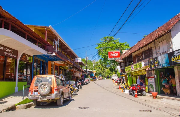 Montezuma, Costa Rica - 28 de junio de 2018: Hermosa vista de la ciudad de Montezuma rodeada de turistas, edificios y autos estacionados en la calle en un día soleado en Costa Rica —  Fotos de Stock