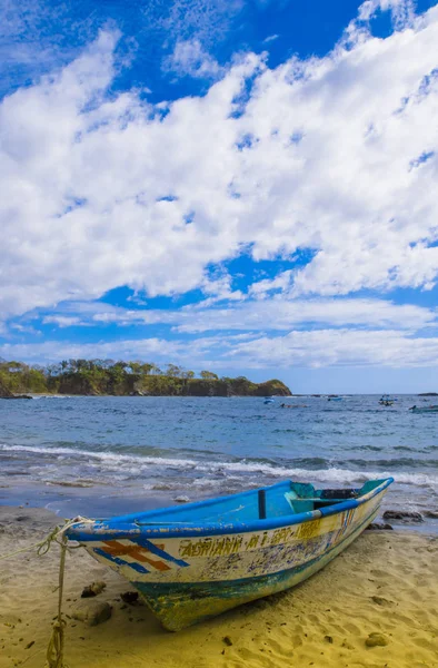 Playa Montezuma, Costa Rica, juni 28, 2018: utomhus utsikt över liten båt i stranden i Playa Montezuma under underbar solig dag med blå himmel och blått vatten — Stockfoto