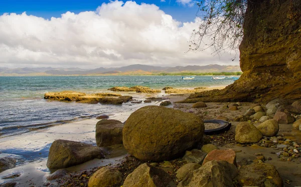 Bella vista esterna della spiaggia rocciosa di Montezuma, in splendida giornata di sole e acqua turchese e cielo blu con alcune nuvole — Foto Stock